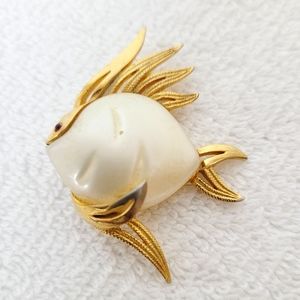 Fish brooch vintage goldtone